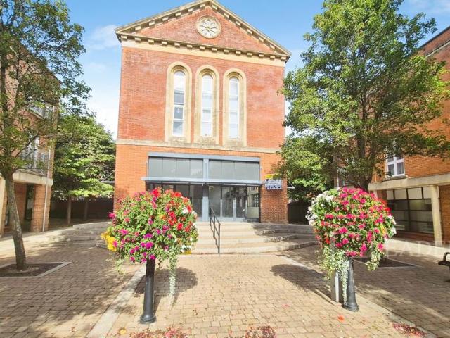Flat for sale in Knowle, Winchester