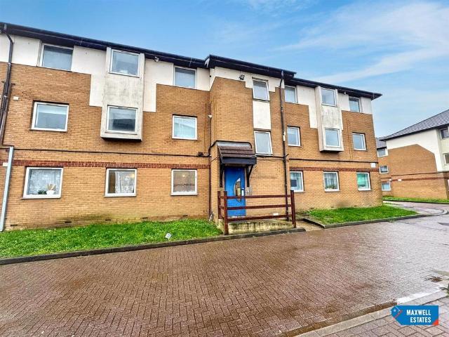 Flat for sale in Spring Park, Luton