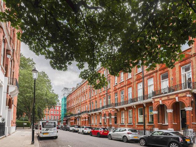 Flat for sale in Earl's Court, Greater London