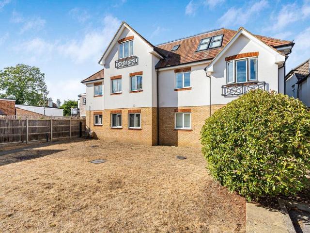 Flat for sale in Staines, Surrey