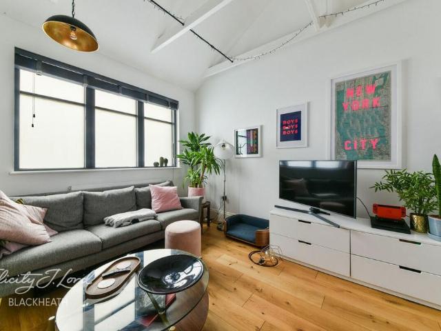 Flat for sale in Charlton Riverside, Greater London