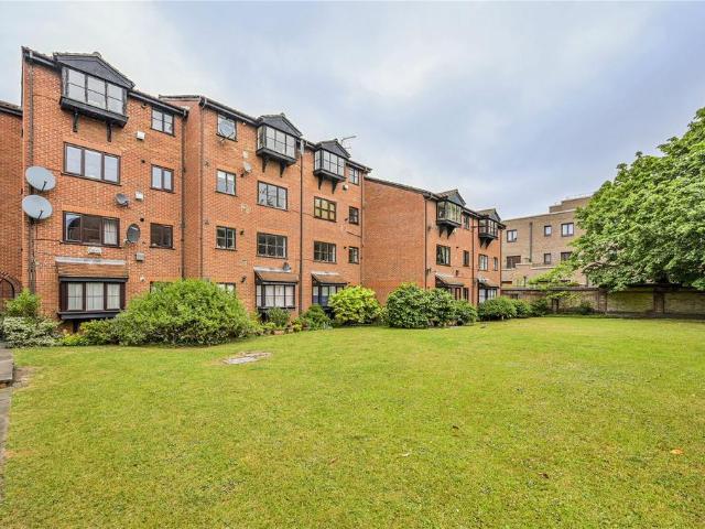 Flat for sale in Harringay, Greater London