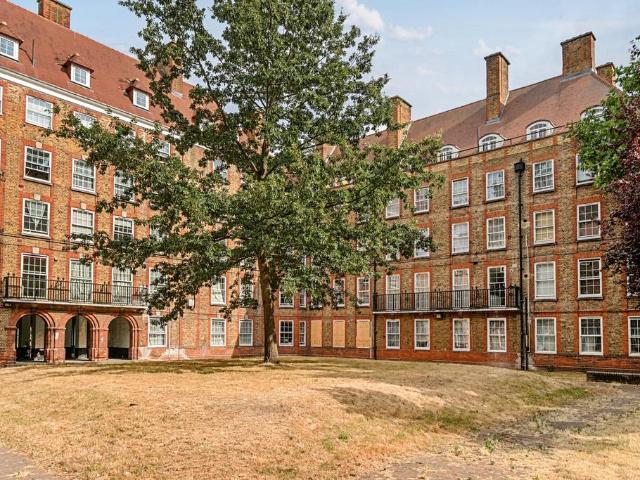 Flat for sale in Camberwell, Greater London
