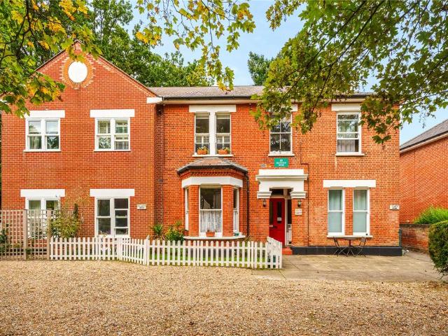 Flat for sale in Horsell, Woking