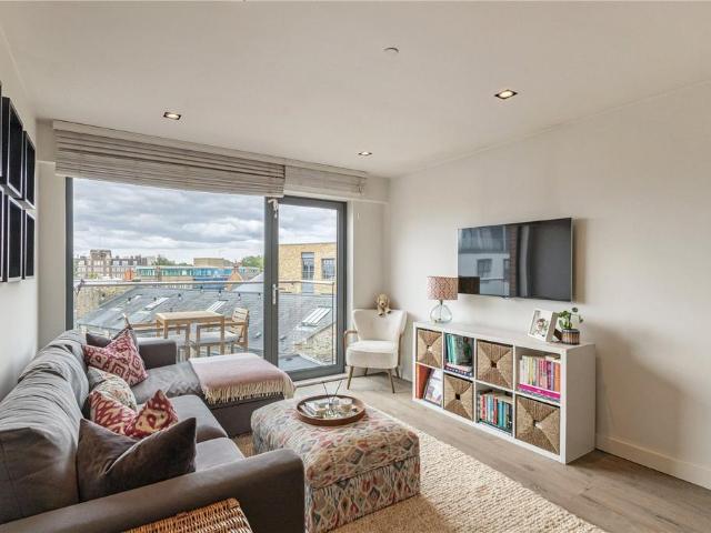 Flat for sale in Clapham, Greater London