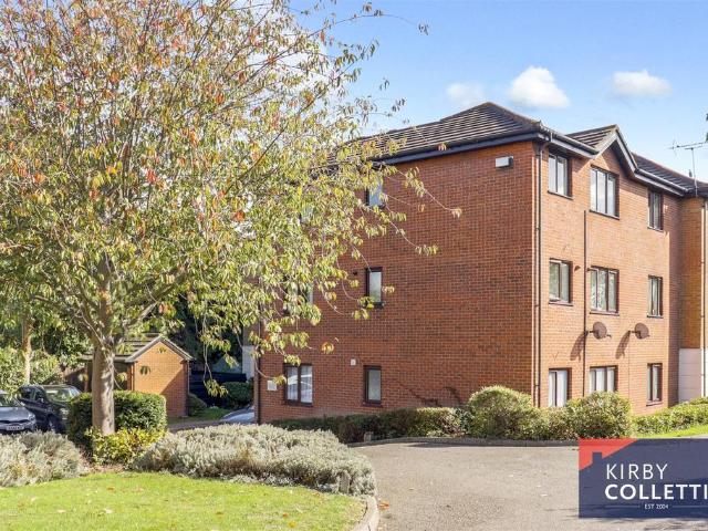 Flat for sale in Broxbourne, Hertfordshire