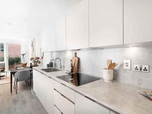 Flat for sale in South Oxhey, Batchworth