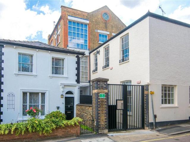 Flat for sale in North Sheen, Greater London