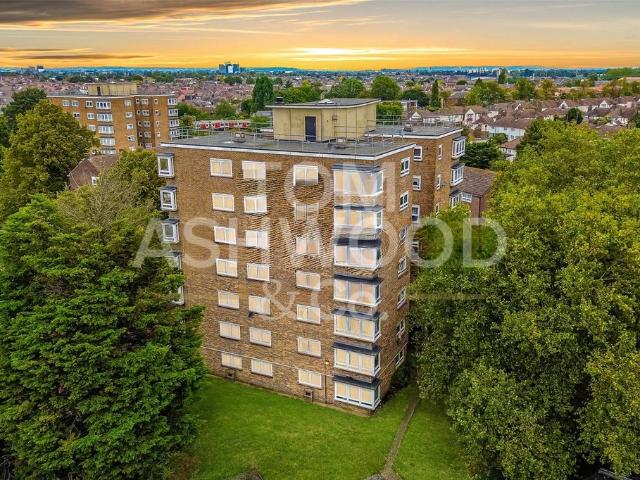 Flat for sale in Barking, Thames View