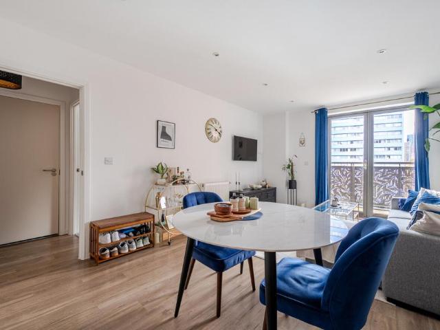 Flat for sale in Canning Town, Greater London
