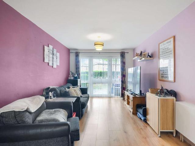 Flat for sale in London Borough of Hounslow, Feltham