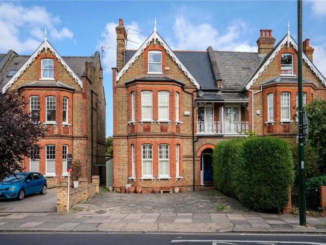 Flat for sale in Hampton Wick, Greater London