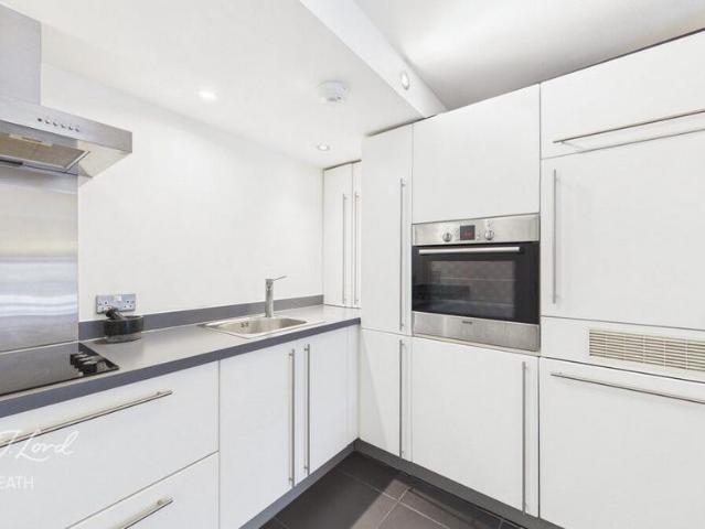 Flat for sale in Plumstead, Greater London