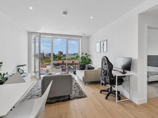 Flat for sale in Glyndon, Greater London