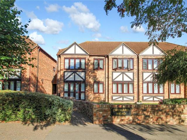 Flat for sale in Alton Barnes, Essex