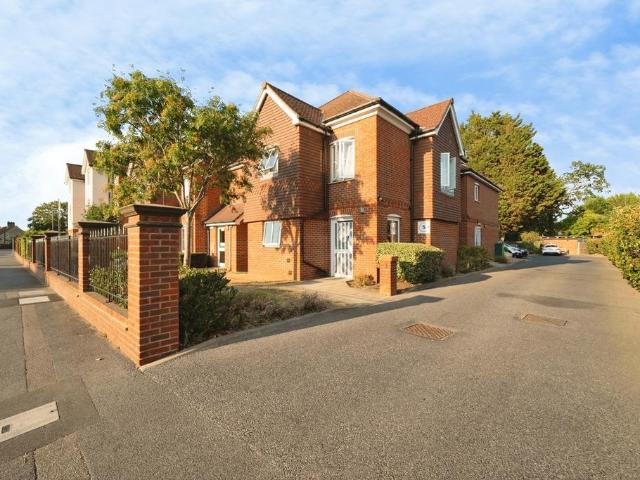 Flat for sale in Woking, Surrey
