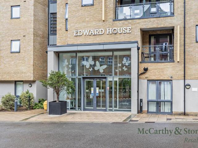 Flat for sale in Hertford, Colliers End