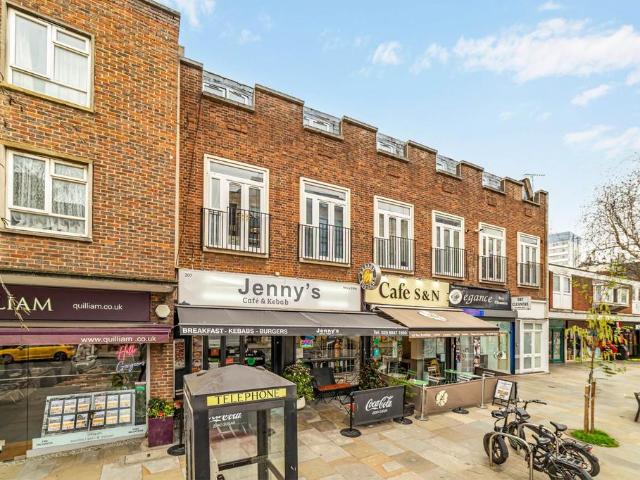Flat for sale in London Borough of Hounslow, Greater London