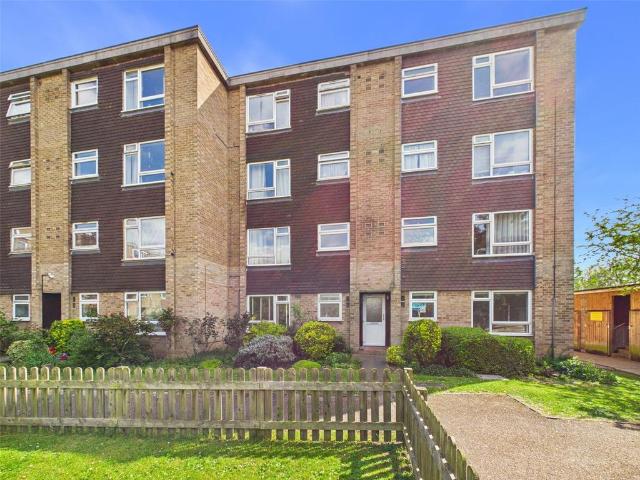 Flat for sale in London Borough of Hounslow, Hanworth