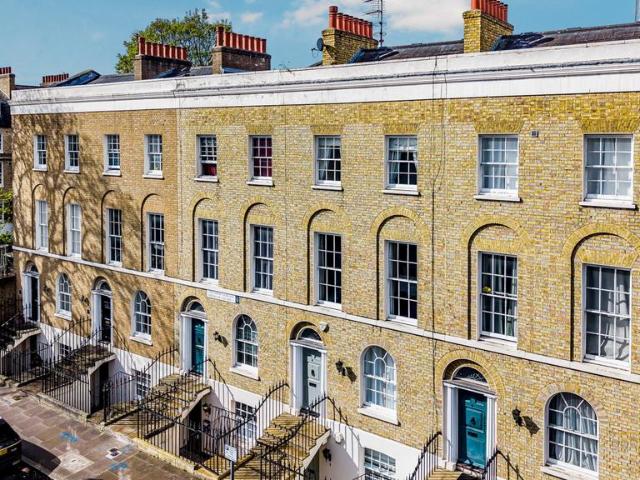 Flat for sale in Mile End, Greater London
