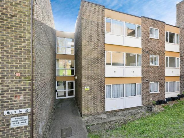 Flat for sale in Broxbourne, Hertfordshire