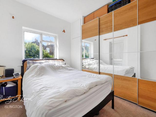 Flat for sale in Barnsbury, Greater London