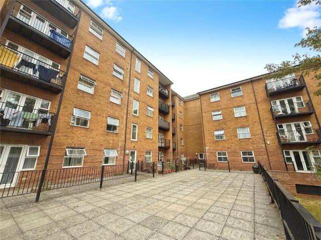 Flat for sale in Spring Park, Luton