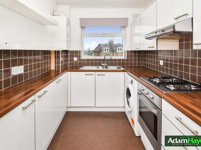 Flat for sale in Whetstone, Oakleigh Park