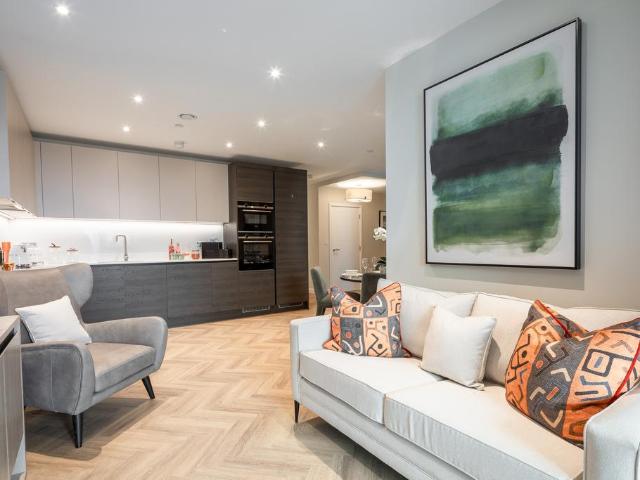 Flat for sale in Queen's Park, Greater London