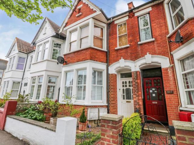 Flat for sale in Alton Barnes, Essex