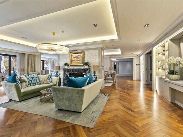 Flat for sale in Hampton Wick, Greater London