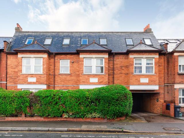 Flat for sale in The Apostles, Greater London