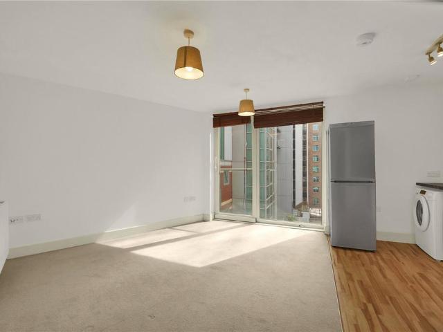 Flat for sale in Vauxhall, Greater London