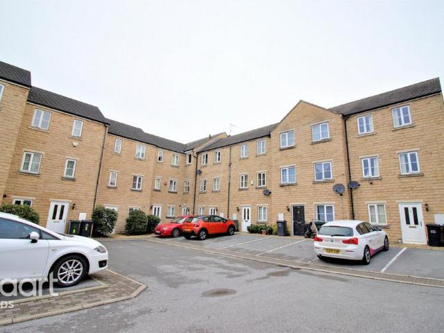 Flat for sale in West Yorkshire