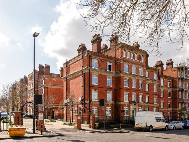 Flat for sale in Tulse Hill, Greater London