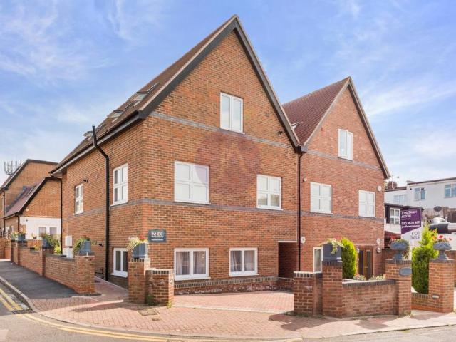 Flat for sale in Hatch End, Greater London