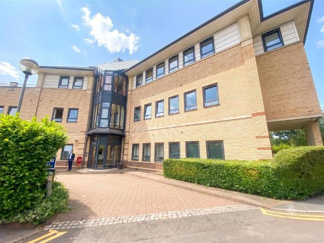 Flat for sale in Heol-las, Surrey