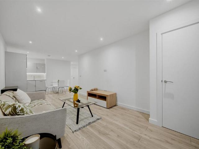 Flat for sale in Suttons Wharf, Greater London