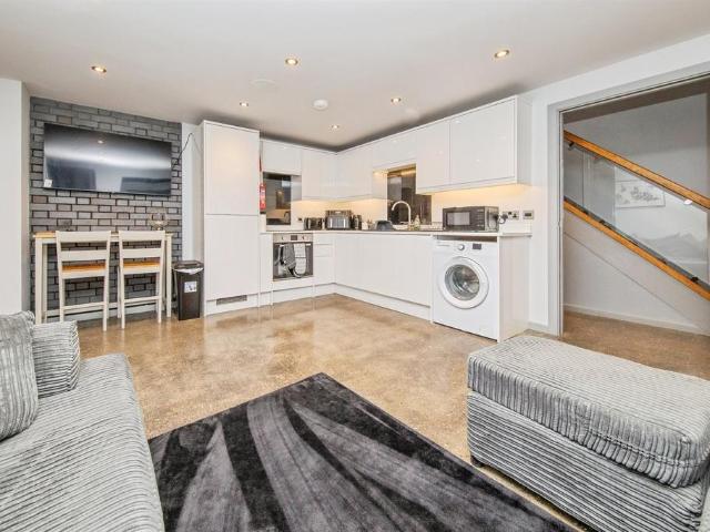Flat for sale in Key Street, Suffolk