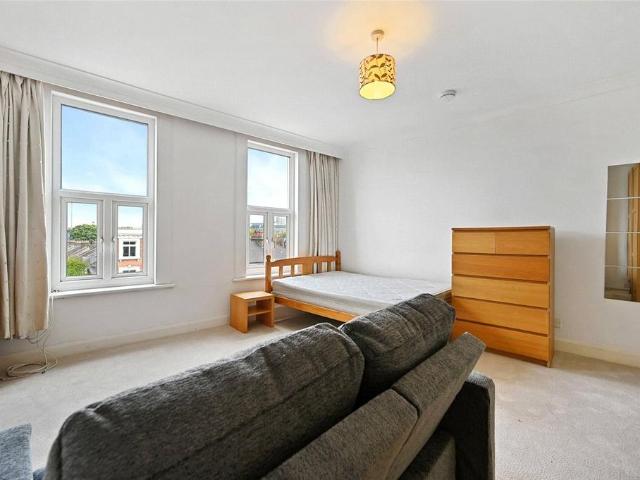 Flat for sale in Shepherd's Bush, Greater London