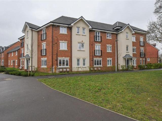 Flat for sale in Arborfield, Finchampstead Flat for sale in Arborfield, Finchampstead