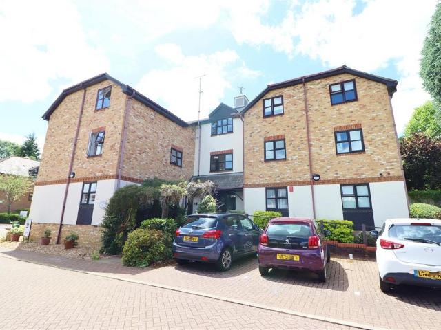 Flat for sale in Radlett, Hertfordshire