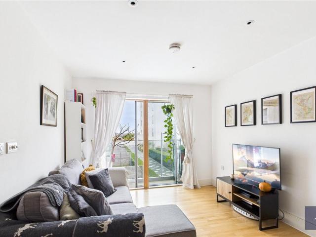 Flat for sale in Streatham, Greater London