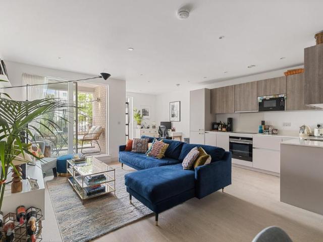 Flat for sale in Brondesbury Park, Greater London