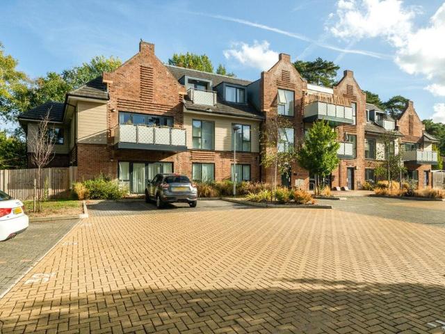 Flat for sale in Finchampstead