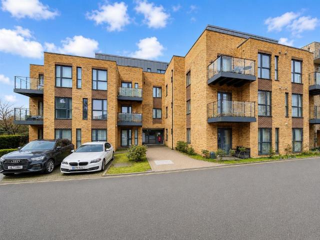 Flat for sale in London Borough of Hounslow, Greater London