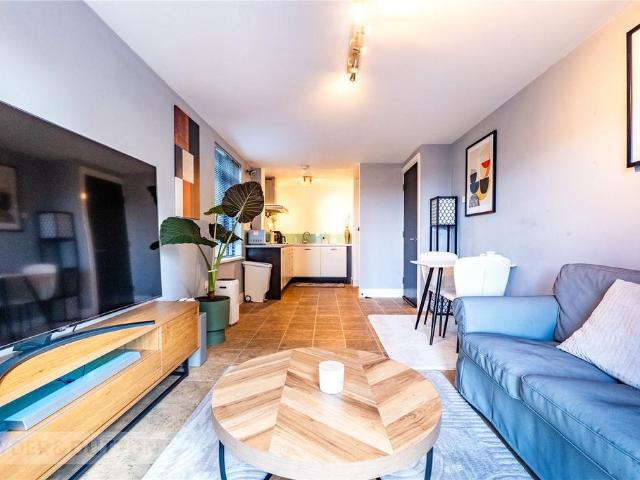 Flat for sale in Lindley, West Yorkshire