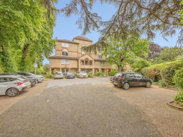 Flat for sale in London Borough of Croydon, Addiscombe