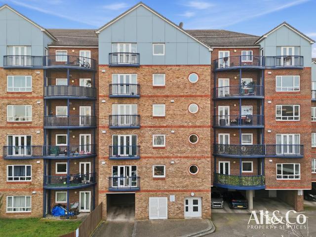 Flat for sale in Grays, Essex