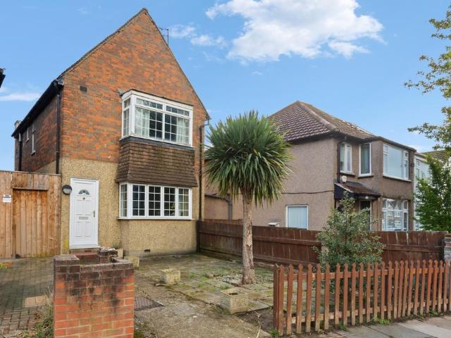 Flat for sale in London Borough of Ealing, Greenford